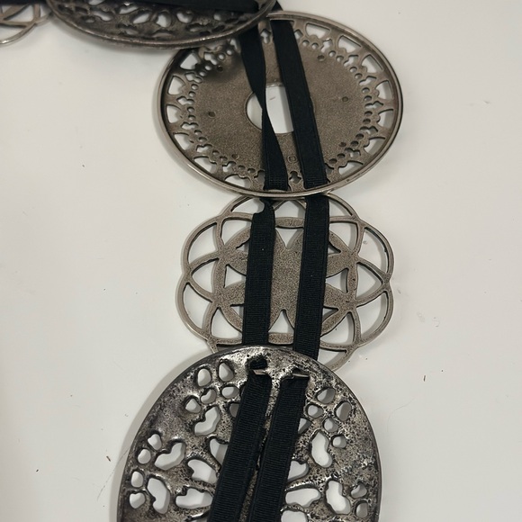 Sandy Duftler women’s metal designer concho medallion Stretchy belt - Picture 9 of 12